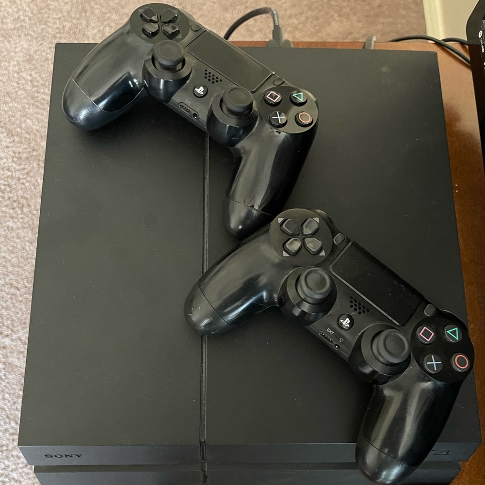 USED PS4 and 2 Controllers